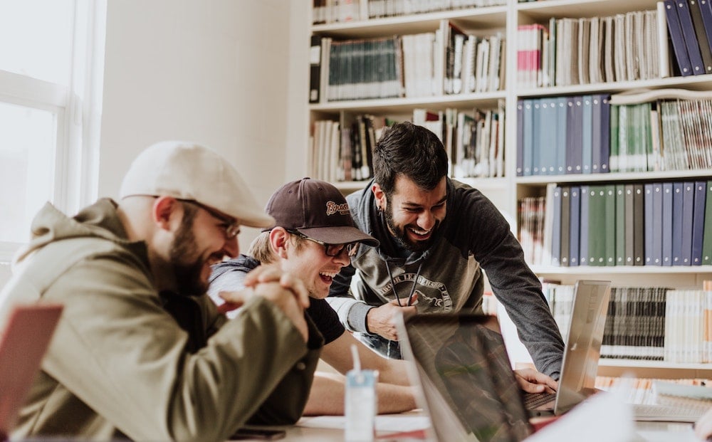 Selon un communiqué de l'URSSAF publié le 31 juillet 2023, la rémunération de jeunes est plus faible que celles des actifs plus âgés, qu'ils soient salariés, travailleurs indépendants ou auto-entrepreneurs.