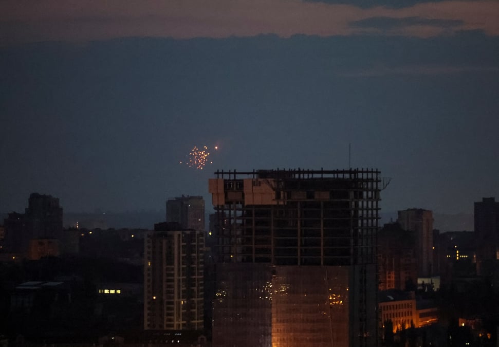 Un drone explose dans le ciel a kyiv, en ukraine