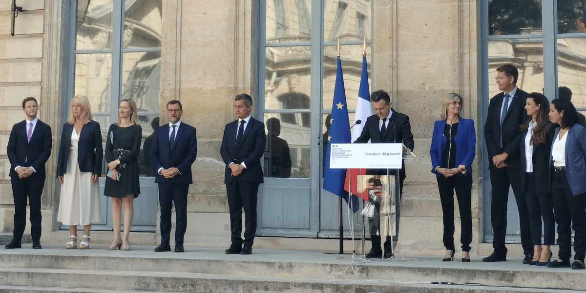 De gauche à droite: C. Beaune (Transports), D. Faure (Collectivités locales et Ruralité), B. Couillard (Egalité entre les femmes et les hommes et à la Lutte contre les discriminations), O. Klein (ex-Ville et Logement), G. Darmanin (Intérieur et Outre-Mer), C. Béchu (au micro, Transition écologique et Cohésion des territoires), A. Pannier-Runacher (Transition énergétique), P. Vergriete (Logement), S. Agresti-Roubache (Ville) et S. El Hairy (Biodiversité).