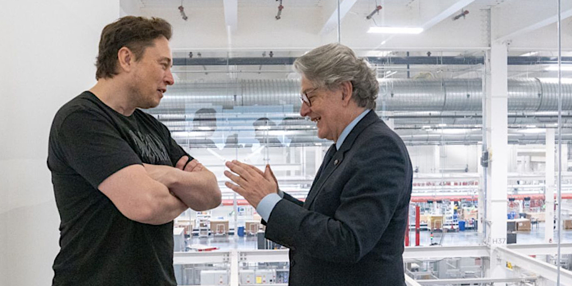 En juin 2023, Elon Musk (à gauche) avait accueilli Thierry Breton (à droite), alors Commissaire de l'Union européenne au marché intérieur, dans les locaux de X en Californie, en amont de l'entrée en application du DSA.