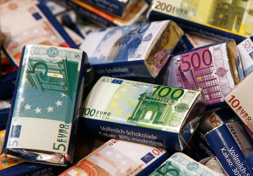 euros, chocolats, billets, bonbons enrobés, monnaie, banque, optimisation fiscale, évasion, fraude, cupidité, goinfrerie,