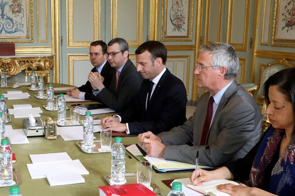 Le senat saisit le parquet contre des proches de macron