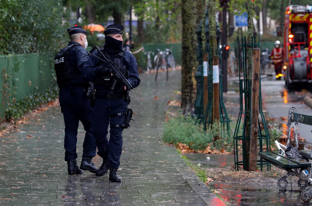 Un suspect libere et un nouveau dans l'attaque au couteau de paris