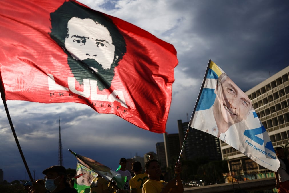 Des partisans du president bresilien jair bolsonaro et de l'ancien president luiz inacio lula da silva brandissent des drapeaux a brasilia