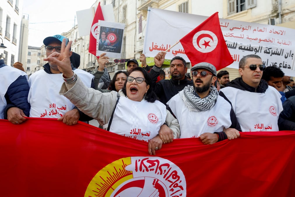 Tunisie, Des partisans de l'union generale tunisienne du travail (ugtt) manifestent contre le president tunisien kais saied