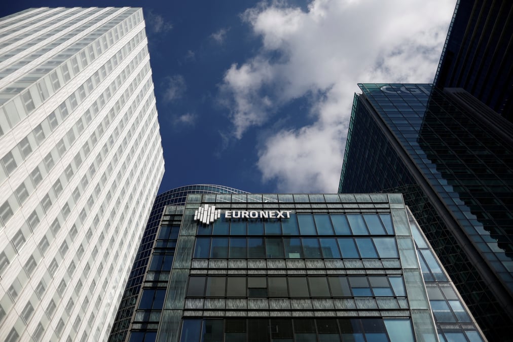 La bourse euronext dans le quartier d'affaires de la defense a paris