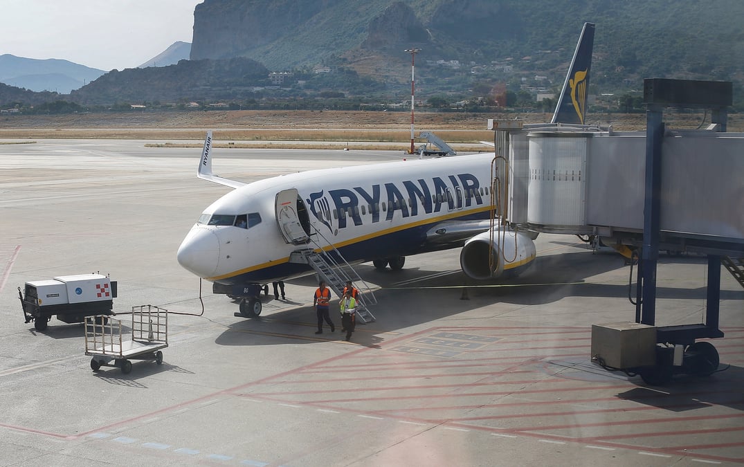 Un avion de ryanair a l'aeroport de palermo falcone et borsellino