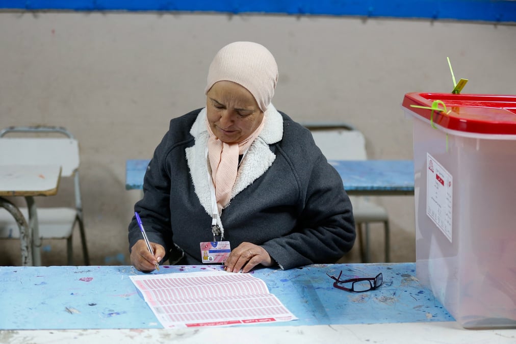 Un membre de la commission electorale travaille dans un bureau de vote a tunis