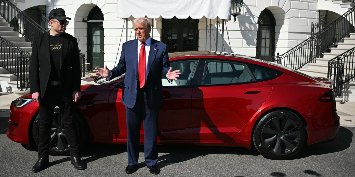 Les ventes de la marque d'Elon Musk sont notamment freinées par ses prises de position aux côtés du président américain Donald Trump.