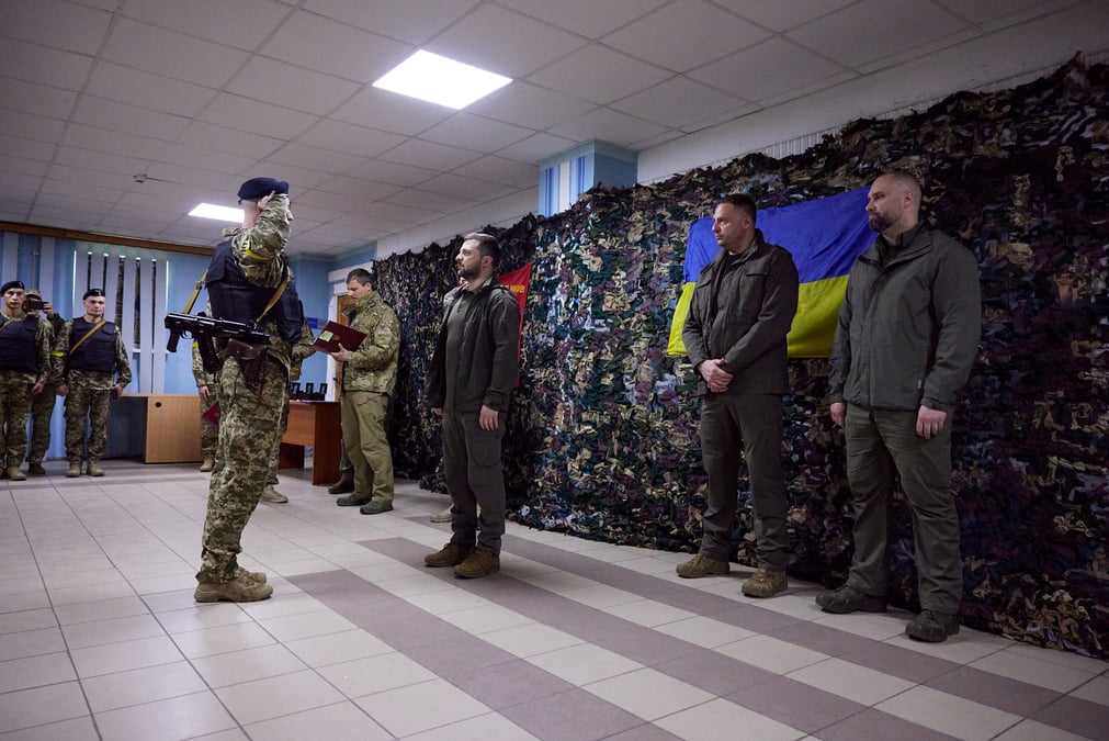 Zelensky rend visite a des soldats en dehors de kyiv