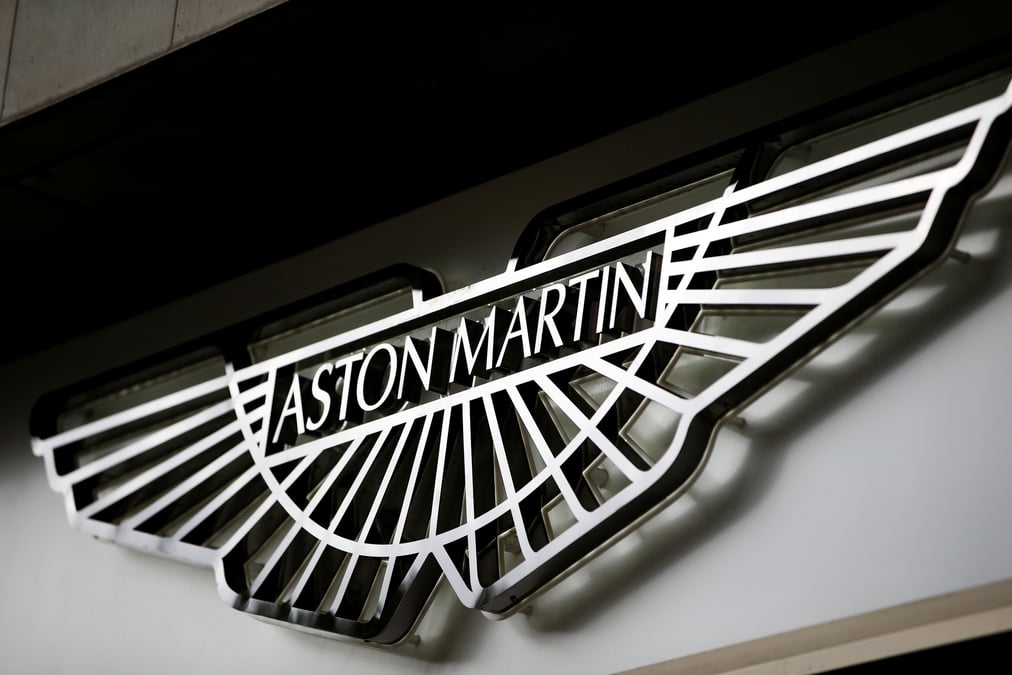 Un logo aston martin chez un concessionnaire dans le centre de londres