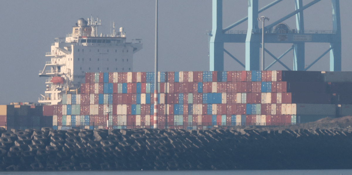 Vue d'un parking de voitures neuves destinees a l'exportation, dans le port belge de zeebrugge