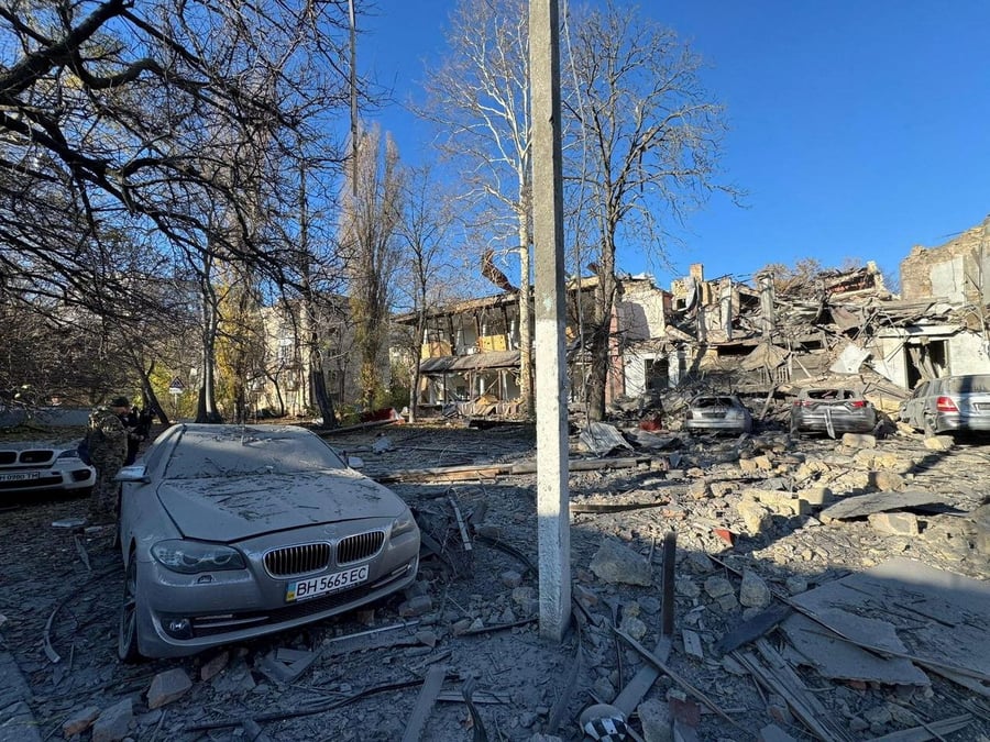 Des batiments et voitures lourdement endommages par une frappe de missile russe, a odessa