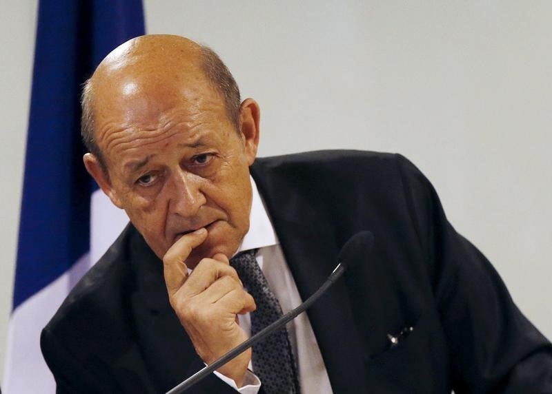 Jean-yves le drian, ministre de la defense a temps plein