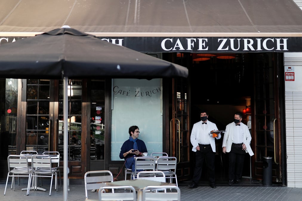 Coronavirus: les bars de barcelone reprennent vie apres cinq semaines de fermeture