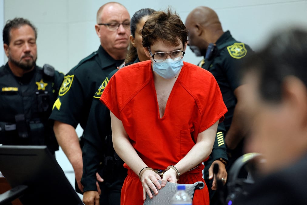 Nikolas cruz, qui avait abattu 17 personnes en 2018 dans un lycee de parkland, en floride, lors de l'audience dans le cadre de son proces au broward county courthouse