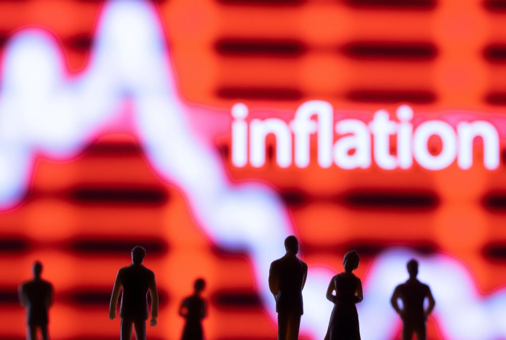 Illustration de figurines devant un graphique boursier et le mot "inflation"