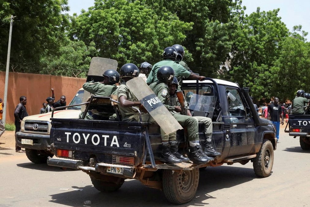 Les forces de securite nigeriennes devant l'ambassade de france, a niamey, au niger