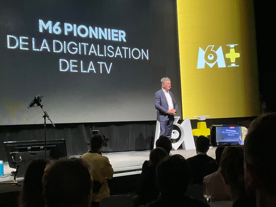 Avant de terminer une course de fond de 37 ans à la tête du groupe M6, Nicolas de Tavernost a introduit la présentation de la nouvelle plateforme M6+ en rappelant que son groupe avait fait la course en tête dès 2008 avec M6 Replay.