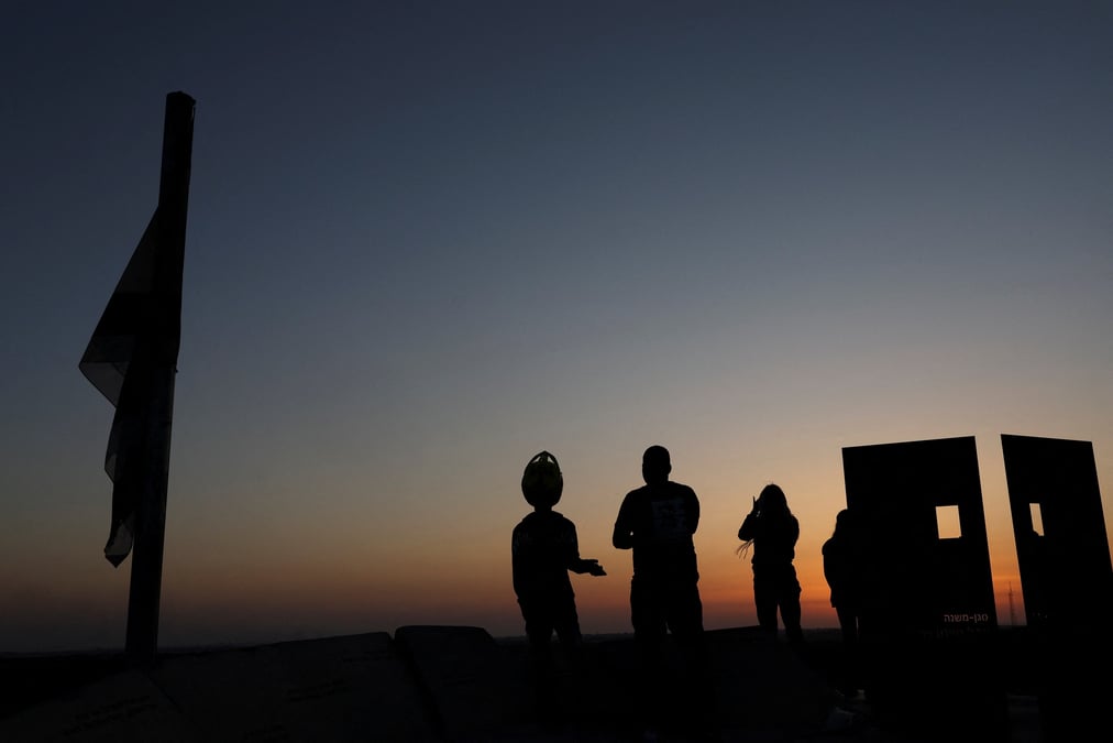 Des personnes regardent la bande de gaza depuis un point de vue a sderot