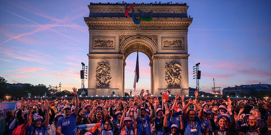 Des supporters devant l'Arc de Triomphe à la fin du défilé des athlètes français ayant participé aux Jeux Olympiques et Paralympiques de Paris 2024 à Paris le 14 septembre 2024.