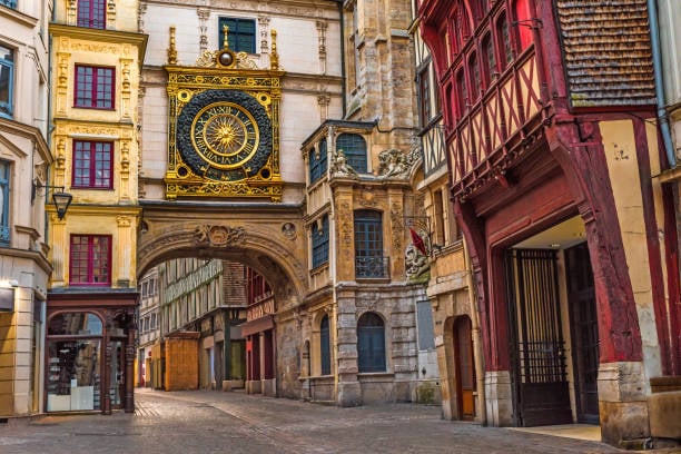 La rue du Gros Horloge, datant du 15ème siècle, a été la première rue rendue aux promeneurs en France.