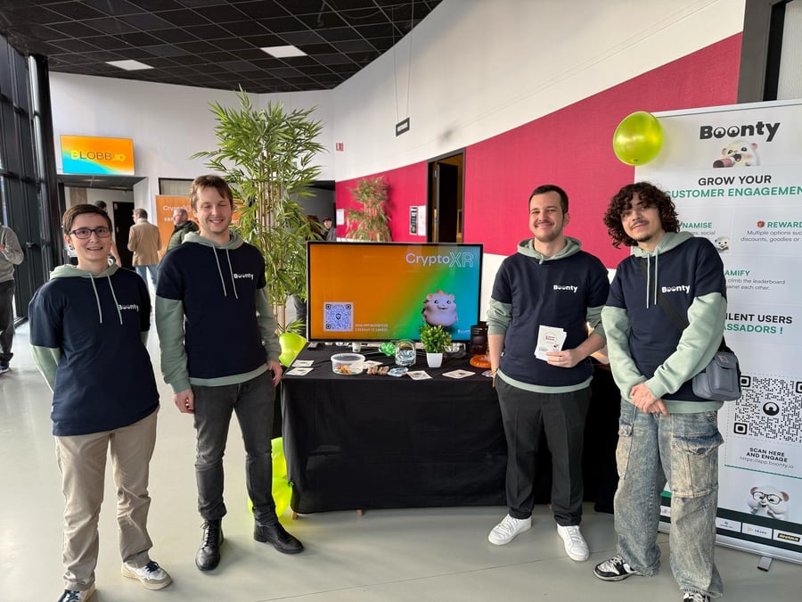 Un stand de commerçant présent au salon CryptoXR à Auxerre qui propose des paiements en Bitcoin, via un QR Code.