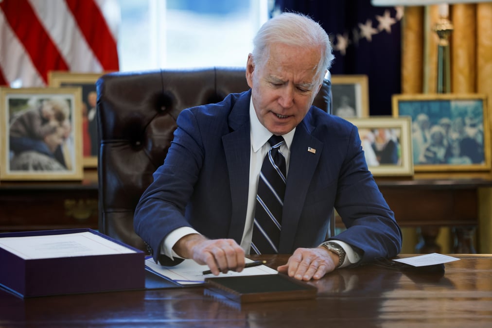 Usa: biden signe le plan de relance de 1.900 milliards de dollars