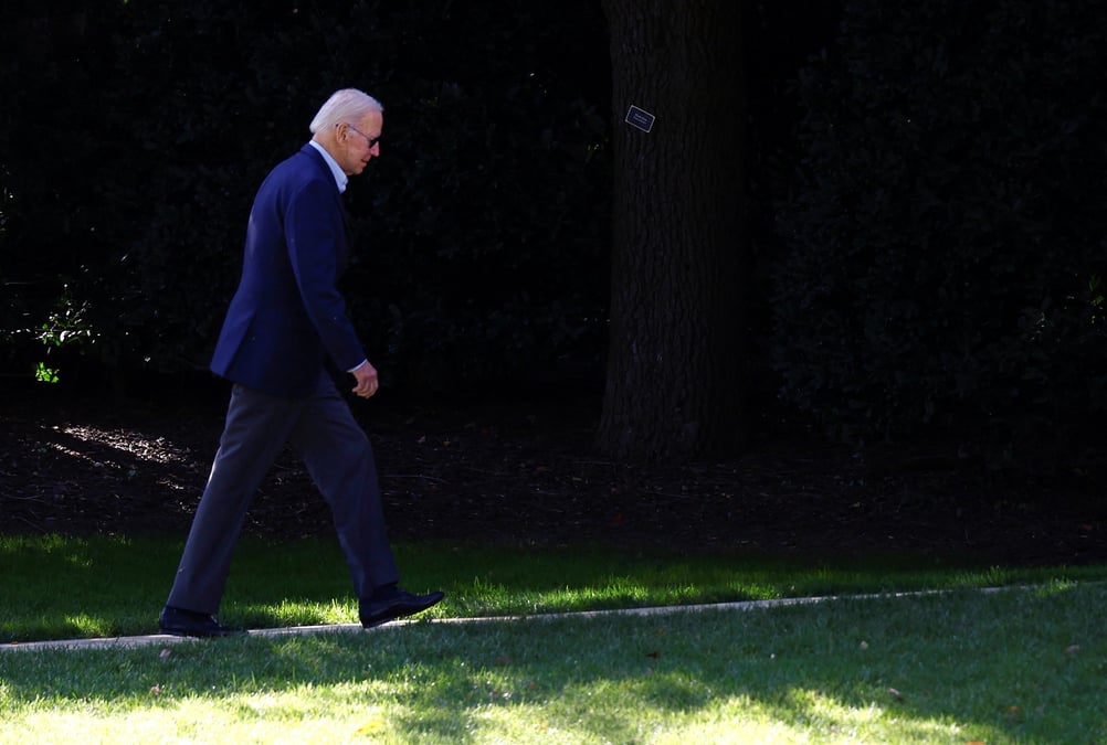 Le president americain joe biden se dirige vers le bureau ovale