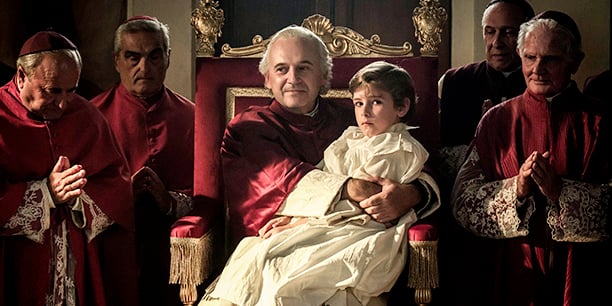 Le jeune Edgardo Mortara (Enea Sala) sur les genoux du pape Pie IX (Paolo Pierobon).