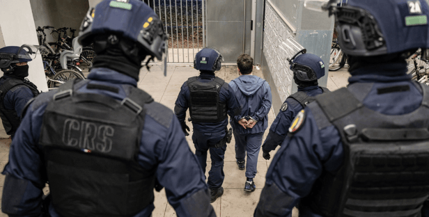 La CRS 8 en pleine interpellation à Dijon à la suite du décès d’un habitant, tué par balle à son domicile en novembre après un règlement de comptes sur un point de deal.
