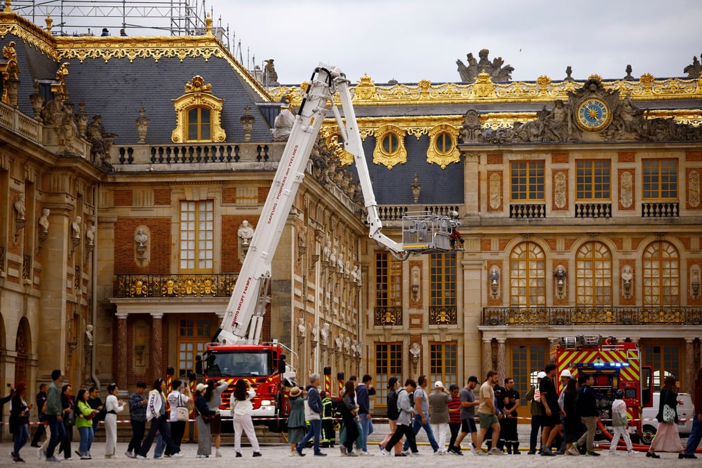 Evacuation au chateau de versailles apres un incendie qui a ete rapidement maitrise