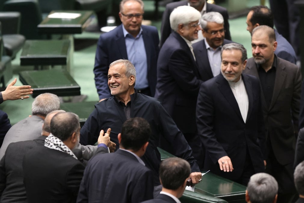 Le president iranien massoud pezeshkian lors de la reunion du parlement a teheran