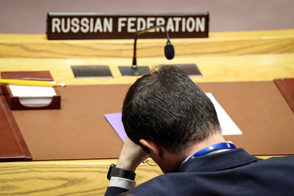 Le premier ambassadeur adjoint de la russie aupres des nations unies (onu) dmitry poliansky