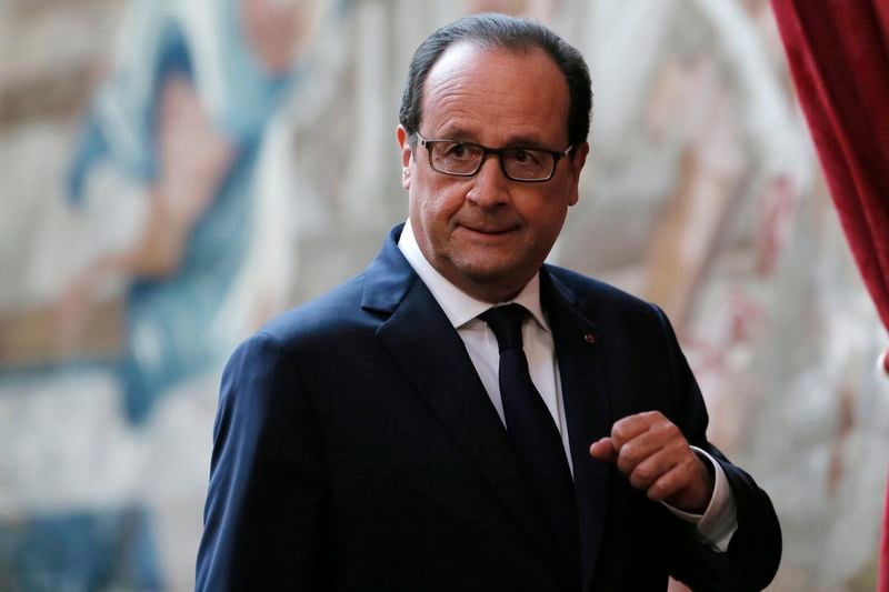 Concentré sur la diplomatie, Hollande enjambe le retour de Sarkozy