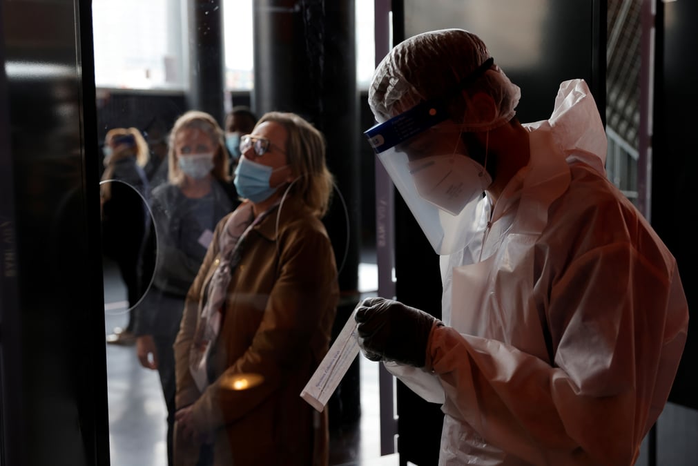 Coronavirus: plus de 30.000 nouveaux cas en france, une premiere