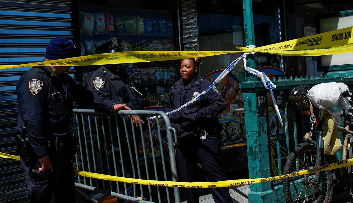 Etats-unis: les recherches continuent pour retrouver l'homme arme qui a fait au moins 23 blesses dans le metro de new york