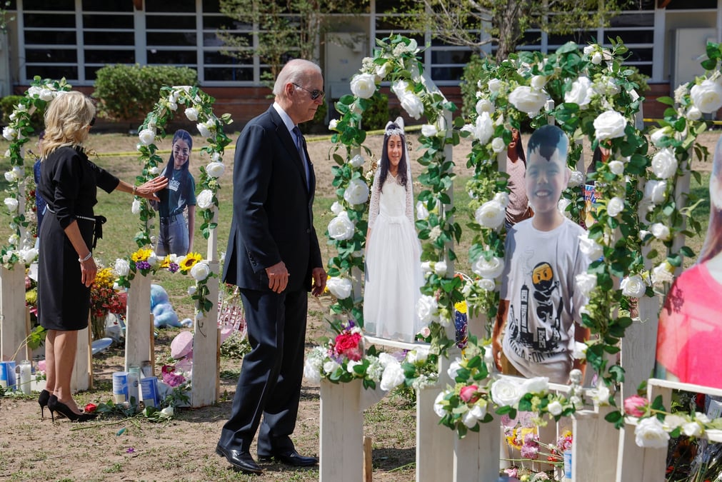 Etats-unis: biden a la rencontre des familles des victimes de la fusillade d'uvalde
