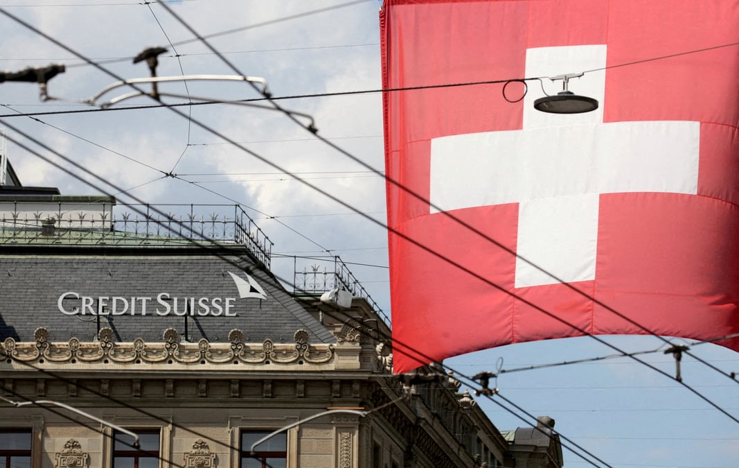 Photo d'archives montrant le drapeau national suisse flottant devant le siege de la banque credit suisse a zurich