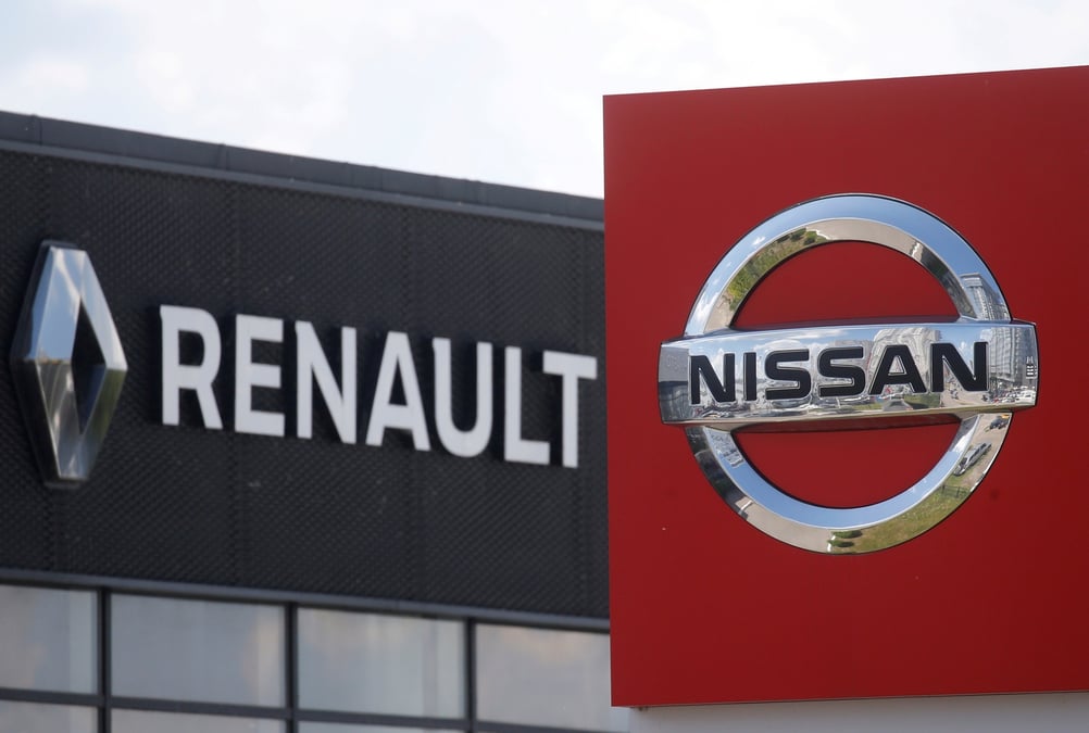 Photo d'archives des logos des constructeurs automobiles nissan et renault