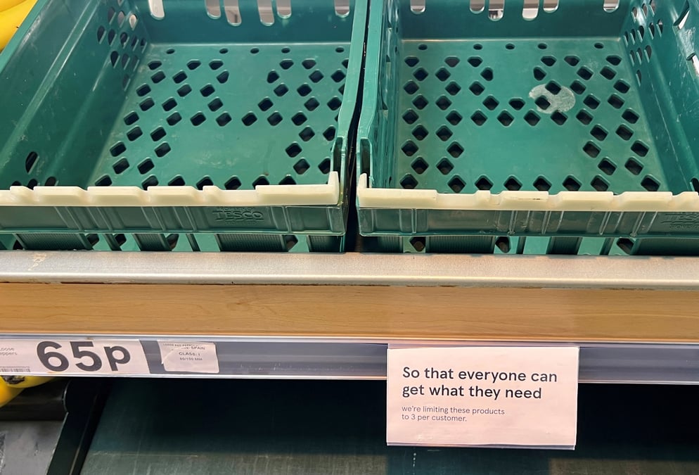 Un panneau limitant les clients a trois articles chacun est visible a cote de boites vides dans le rayon des tomates et des poivrons d'un supermarche tesco a manchester