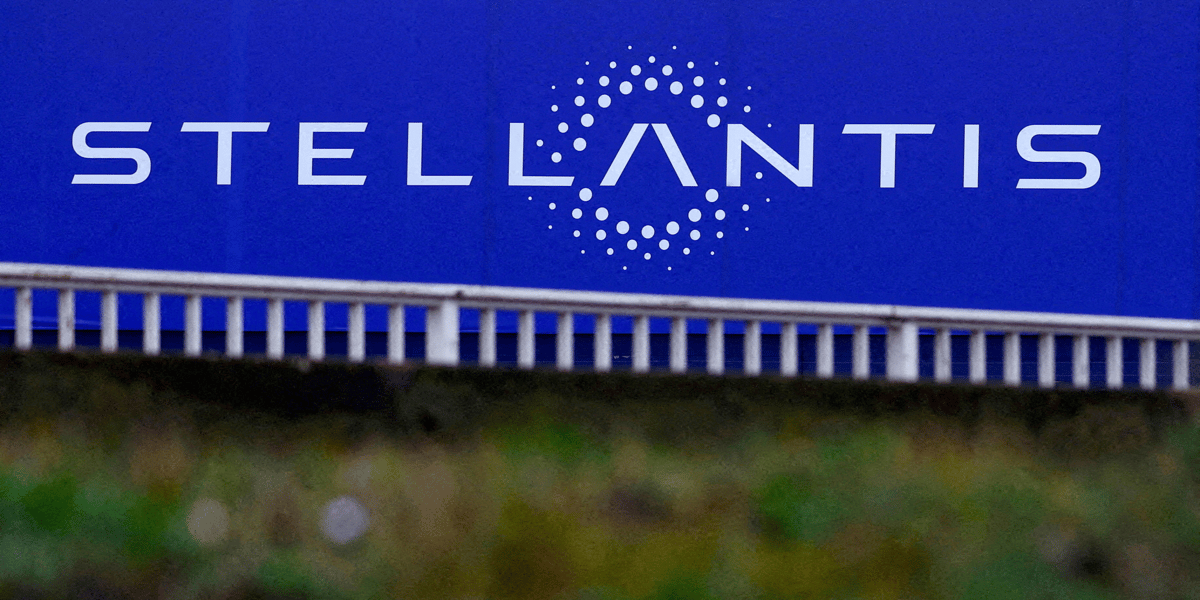 Le logo de stellantis sur un batiment