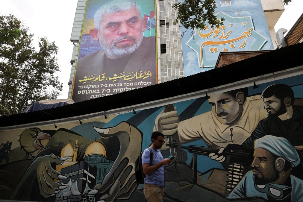 Un panneau d'affichage avec une photo du nouveau chef du hamas, yahya sinouar
