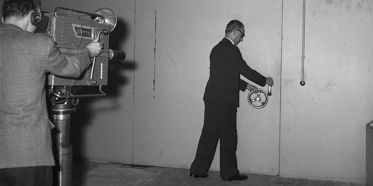 Ouverture d'un coffre fort par un agent de la Banque de France en 1965 lors du tournage d'un documentaire.