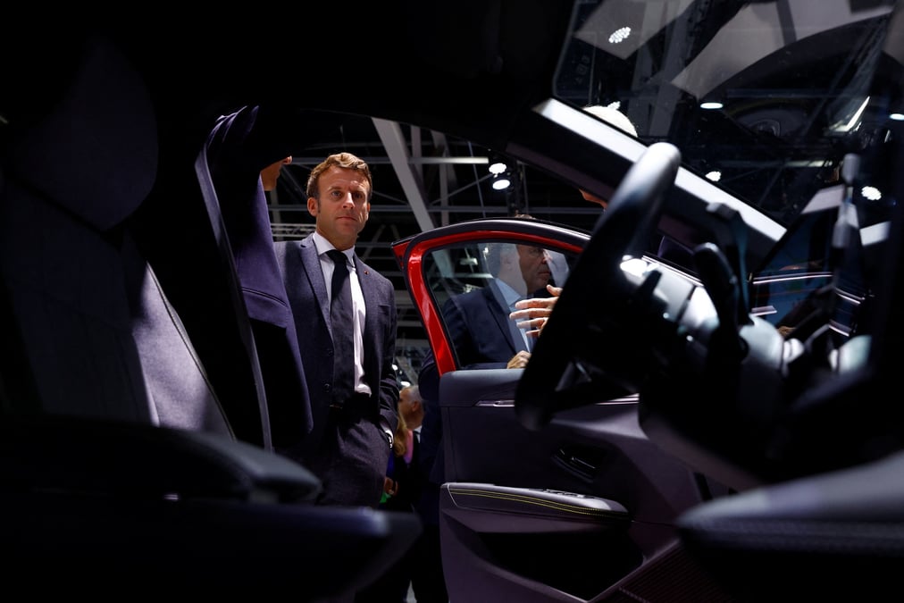 Le president francais emmanuel macron lors du salon de l'automobile de paris