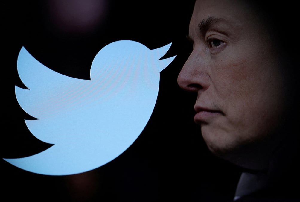 Le logo de twitter et une photo d'elon musk sont affiches dans cette illustration
