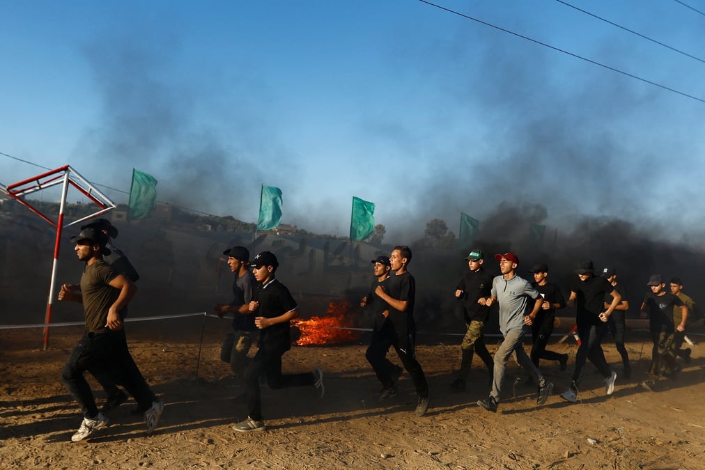Un exercice militaire dans un camp d'ete organise par la branche armee du hamas, bande de gaza