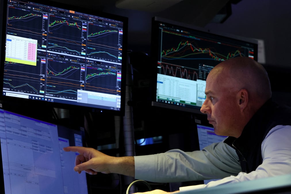 Un trader travaille a la bourse de new york