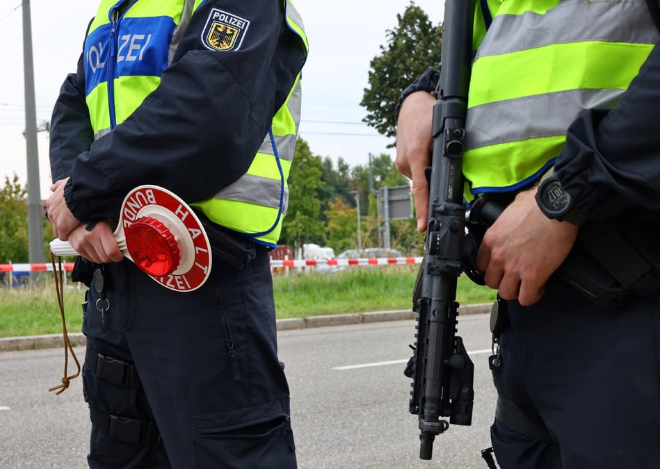 Des policiers allemands effectuent des controles a la frontiere avec la france, a kehl