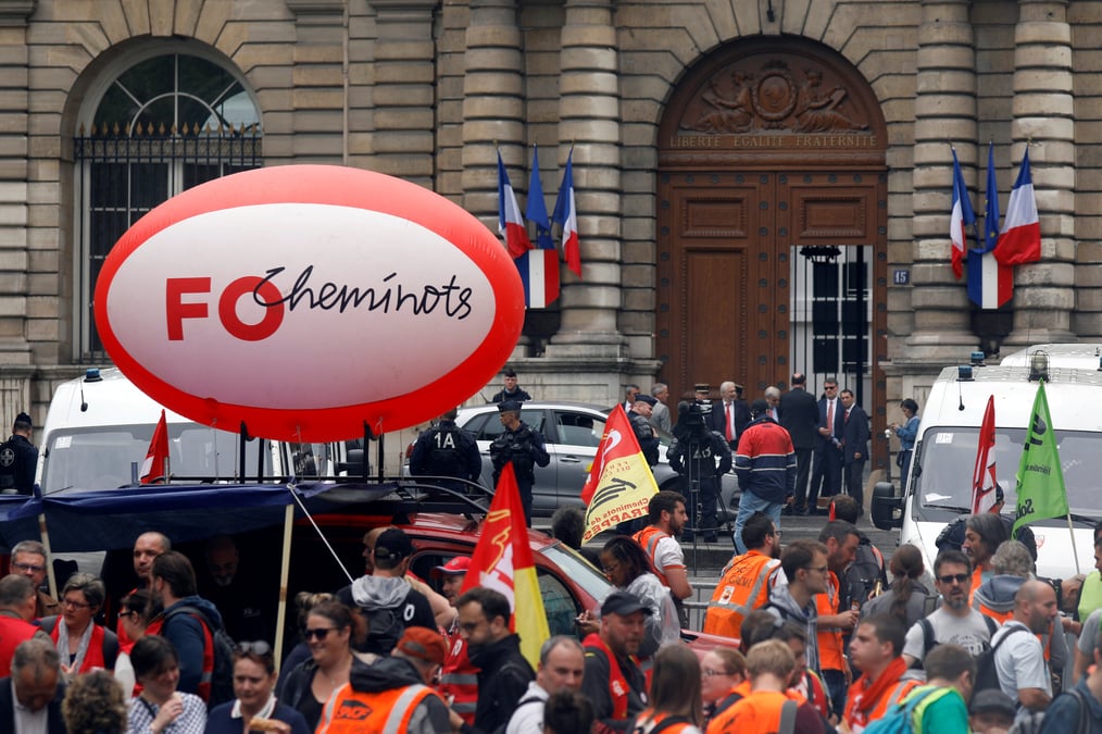 Les senateurs achevent l'examen de la reforme sncf